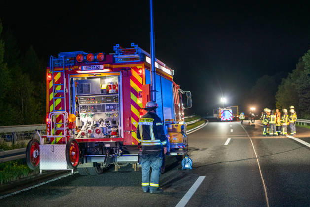 Lkw kommt von Fahrbahn ab Kradfahrer auf Seitenstreifen schwer verletzt Vollsperrung nach Unfall Am 09.10.2026 kam es gegen 20:45 Uhr auf der Autobahn 66 in Fahrtrichtung Frankfurt am Main zwischen den Anschlussstellen Wächtersbach und Gelnhausen-Ost bei Gelnhausen zu einem Verkehrsunfall. Nach bisherigen Erkenntnissen der Polizei kam ein Lastkraftwagen nach rechts von der Fahrbahn ab und stieß mit einem Kradfahrer zusammen, der auf dem Seitenstreifen neben seinem Zweirad gestanden haben soll. Eine Rettungswagenbesatzung versorgte den Schwerverletzten erst, ein Rettungshubschrauber wurde alarmiert. Während der Unfallaufnahme wurde die Autobahn voll gesperrt, ein Gutachter wurde hinzugezogen. Die Ermittlungen zum genauen Hergang d