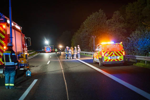 Lkw kommt von Fahrbahn ab Kradfahrer auf Seitenstreifen schwer verletzt Vollsperrung nach Unfall Am 09.10.2026 kam es gegen 20:45 Uhr auf der Autobahn 66 in Fahrtrichtung Frankfurt am Main zwischen den Anschlussstellen Wächtersbach und Gelnhausen-Ost bei Gelnhausen zu einem Verkehrsunfall. Nach bisherigen Erkenntnissen der Polizei kam ein Lastkraftwagen nach rechts von der Fahrbahn ab und stieß mit einem Kradfahrer zusammen, der auf dem Seitenstreifen neben seinem Zweirad gestanden haben soll. Eine Rettungswagenbesatzung versorgte den Schwerverletzten erst, ein Rettungshubschrauber wurde alarmiert. Während der Unfallaufnahme wurde die Autobahn voll gesperrt, ein Gutachter wurde hinzugezogen. Die Ermittlungen zum genauen Hergang d