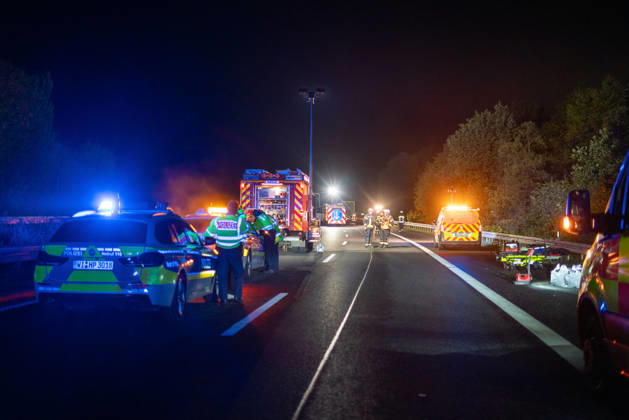 Lkw kommt von Fahrbahn ab Kradfahrer auf Seitenstreifen schwer verletzt Vollsperrung nach Unfall Am 09.10.2026 kam es gegen 20:45 Uhr auf der Autobahn 66 in Fahrtrichtung Frankfurt am Main zwischen den Anschlussstellen Wächtersbach und Gelnhausen-Ost bei Gelnhausen zu einem Verkehrsunfall. Nach bisherigen Erkenntnissen der Polizei kam ein Lastkraftwagen nach rechts von der Fahrbahn ab und stieß mit einem Kradfahrer zusammen, der auf dem Seitenstreifen neben seinem Zweirad gestanden haben soll. Eine Rettungswagenbesatzung versorgte den Schwerverletzten erst, ein Rettungshubschrauber wurde alarmiert. Während der Unfallaufnahme wurde die Autobahn voll gesperrt, ein Gutachter wurde hinzugezogen. Die Ermittlungen zum genauen Hergang d