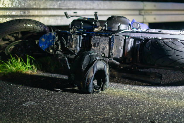 Lkw kommt von Fahrbahn ab Kradfahrer auf Seitenstreifen schwer verletzt Vollsperrung nach Unfall Am 09.10.2026 kam es gegen 20:45 Uhr auf der Autobahn 66 in Fahrtrichtung Frankfurt am Main zwischen den Anschlussstellen Wächtersbach und Gelnhausen-Ost bei Gelnhausen zu einem Verkehrsunfall. Nach bisherigen Erkenntnissen der Polizei kam ein Lastkraftwagen nach rechts von der Fahrbahn ab und stieß mit einem Kradfahrer zusammen, der auf dem Seitenstreifen neben seinem Zweirad gestanden haben soll. Eine Rettungswagenbesatzung versorgte den Schwerverletzten erst, ein Rettungshubschrauber wurde alarmiert. Während der Unfallaufnahme wurde die Autobahn voll gesperrt, ein Gutachter wurde hinzugezogen. Die Ermittlungen zum genauen Hergang d