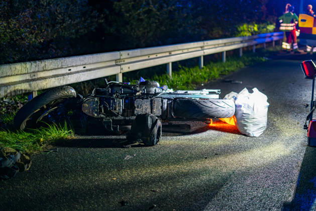 Lkw kommt von Fahrbahn ab Kradfahrer auf Seitenstreifen schwer verletzt Vollsperrung nach Unfall Am 09.10.2026 kam es gegen 20:45 Uhr auf der Autobahn 66 in Fahrtrichtung Frankfurt am Main zwischen den Anschlussstellen Wächtersbach und Gelnhausen-Ost bei Gelnhausen zu einem Verkehrsunfall. Nach bisherigen Erkenntnissen der Polizei kam ein Lastkraftwagen nach rechts von der Fahrbahn ab und stieß mit einem Kradfahrer zusammen, der auf dem Seitenstreifen neben seinem Zweirad gestanden haben soll. Eine Rettungswagenbesatzung versorgte den Schwerverletzten erst, ein Rettungshubschrauber wurde alarmiert. Während der Unfallaufnahme wurde die Autobahn voll gesperrt, ein Gutachter wurde hinzugezogen. Die Ermittlungen zum genauen Hergang d