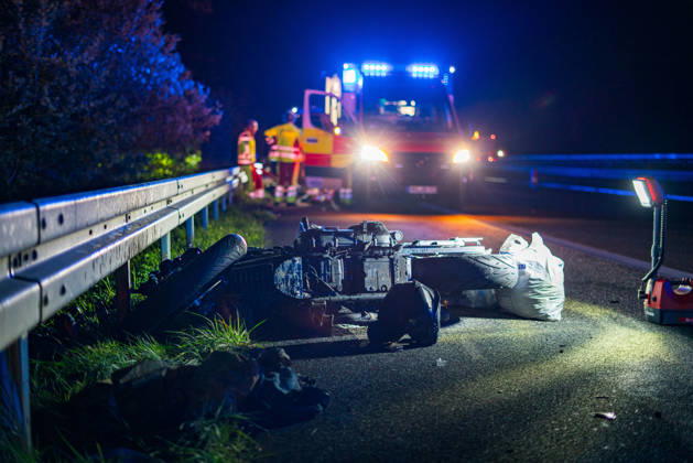 Lkw kommt von Fahrbahn ab Kradfahrer auf Seitenstreifen schwer verletzt Vollsperrung nach Unfall Am 09.10.2026 kam es gegen 20:45 Uhr auf der Autobahn 66 in Fahrtrichtung Frankfurt am Main zwischen den Anschlussstellen Wächtersbach und Gelnhausen-Ost bei Gelnhausen zu einem Verkehrsunfall. Nach bisherigen Erkenntnissen der Polizei kam ein Lastkraftwagen nach rechts von der Fahrbahn ab und stieß mit einem Kradfahrer zusammen, der auf dem Seitenstreifen neben seinem Zweirad gestanden haben soll. Eine Rettungswagenbesatzung versorgte den Schwerverletzten erst, ein Rettungshubschrauber wurde alarmiert. Während der Unfallaufnahme wurde die Autobahn voll gesperrt, ein Gutachter wurde hinzugezogen. Die Ermittlungen zum genauen Hergang d