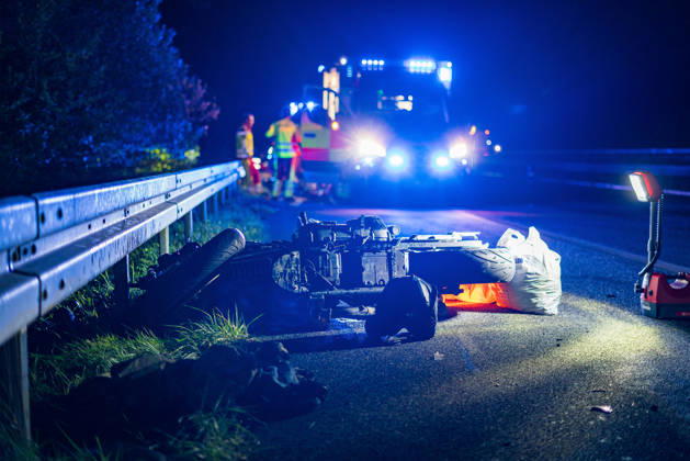 Lkw kommt von Fahrbahn ab Kradfahrer auf Seitenstreifen schwer verletzt Vollsperrung nach Unfall Am 09.10.2026 kam es gegen 20:45 Uhr auf der Autobahn 66 in Fahrtrichtung Frankfurt am Main zwischen den Anschlussstellen Wächtersbach und Gelnhausen-Ost bei Gelnhausen zu einem Verkehrsunfall. Nach bisherigen Erkenntnissen der Polizei kam ein Lastkraftwagen nach rechts von der Fahrbahn ab und stieß mit einem Kradfahrer zusammen, der auf dem Seitenstreifen neben seinem Zweirad gestanden haben soll. Eine Rettungswagenbesatzung versorgte den Schwerverletzten erst, ein Rettungshubschrauber wurde alarmiert. Während der Unfallaufnahme wurde die Autobahn voll gesperrt, ein Gutachter wurde hinzugezogen. Die Ermittlungen zum genauen Hergang d