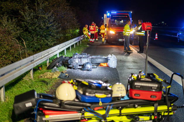Lkw kommt von Fahrbahn ab Kradfahrer auf Seitenstreifen schwer verletzt Vollsperrung nach Unfall Am 09.10.2026 kam es gegen 20:45 Uhr auf der Autobahn 66 in Fahrtrichtung Frankfurt am Main zwischen den Anschlussstellen Wächtersbach und Gelnhausen-Ost bei Gelnhausen zu einem Verkehrsunfall. Nach bisherigen Erkenntnissen der Polizei kam ein Lastkraftwagen nach rechts von der Fahrbahn ab und stieß mit einem Kradfahrer zusammen, der auf dem Seitenstreifen neben seinem Zweirad gestanden haben soll. Eine Rettungswagenbesatzung versorgte den Schwerverletzten erst, ein Rettungshubschrauber wurde alarmiert. Während der Unfallaufnahme wurde die Autobahn voll gesperrt, ein Gutachter wurde hinzugezogen. Die Ermittlungen zum genauen Hergang d