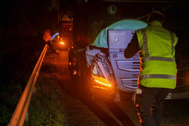 Lkw kommt von Fahrbahn ab Kradfahrer auf Seitenstreifen schwer verletzt Vollsperrung nach Unfall Am 09.10.2026 kam es gegen 20:45 Uhr auf der Autobahn 66 in Fahrtrichtung Frankfurt am Main zwischen den Anschlussstellen Wächtersbach und Gelnhausen-Ost bei Gelnhausen zu einem Verkehrsunfall. Nach bisherigen Erkenntnissen der Polizei kam ein Lastkraftwagen nach rechts von der Fahrbahn ab und stieß mit einem Kradfahrer zusammen, der auf dem Seitenstreifen neben seinem Zweirad gestanden haben soll. Eine Rettungswagenbesatzung versorgte den Schwerverletzten erst, ein Rettungshubschrauber wurde alarmiert. Während der Unfallaufnahme wurde die Autobahn voll gesperrt, ein Gutachter wurde hinzugezogen. Die Ermittlungen zum genauen Hergang d