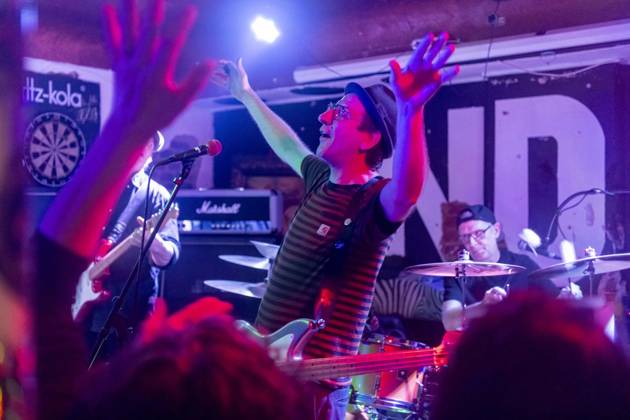 Der Duisburger Musiker Jimbob (u.a. Gründungsmitglied von Eisenpimmel) feiert bei einem Konzert im Indie eine Release-Party mit seiner Band 24 7 Fucked Ups. 09.10.2026 in Duisburg ** NUR FÜR REDAKTIONELLE ZWECKE ** EDITORIAL USE ONLY **<p>Der Duisburger Musiker Jimbob (u.a. Gründungsmitglied von Eisenpimmel) feiert bei einem Konzert im Indie eine Release-Party mit seiner Band 24 7 Fucked Ups09.10.2026 in Duisburg Deutschland NRW Duisburg Copyright: DanielxAttia