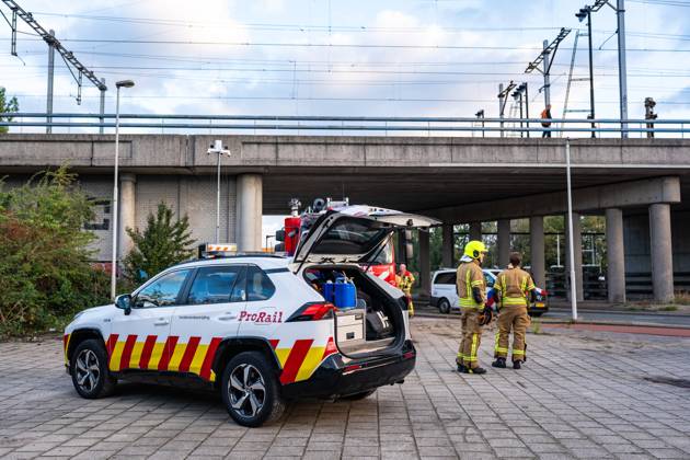 ROTTERDAM - Firefighters at a railway bridge in Delfshaven. Due to arson, no trains are running between Rotterdam Centraal and Delft Campus stations. MEDIATV ANP netherlands out - belgium out  Copyright: xx x571999746x originalFilename: 571999746.jpg