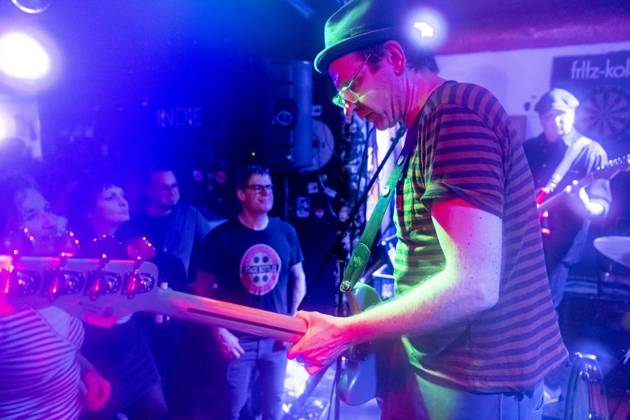 Der Duisburger Musiker Jimbob (u.a. Gründungsmitglied von Eisenpimmel) feiert bei einem Konzert im Indie eine Release-Party mit seiner Band 24 7 Fucked Ups. 09.10.2026 in Duisburg ** NUR FÜR REDAKTIONELLE ZWECKE ** EDITORIAL USE ONLY **<p>Der Duisburger Musiker Jimbob (u.a. Gründungsmitglied von Eisenpimmel) feiert bei einem Konzert im Indie eine Release-Party mit seiner Band 24 7 Fucked Ups09.10.2026 in Duisburg Deutschland NRW Duisburg Copyright: DanielxAttia