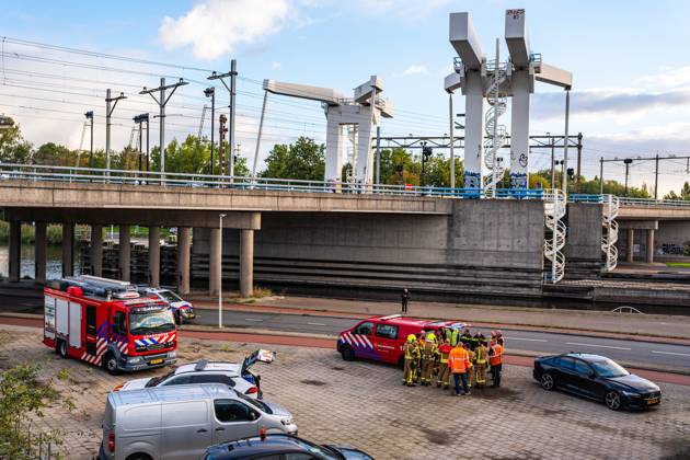 ROTTERDAM - Firefighters at a railway bridge in Delfshaven. Due to arson, no trains are running between Rotterdam Centraal and Delft Campus stations. MEDIATV ANP netherlands out - belgium out  Copyright: xx x571999948x originalFilename: 571999948.jpg