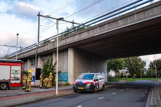 ROTTERDAM - Firefighters at a railway bridge in Delfshaven. Due to arson, no trains are running between Rotterdam Centraal and Delft Campus stations. MEDIATV ANP netherlands out - belgium out  Copyright: xx x572001242x originalFilename: 572001242.jpg