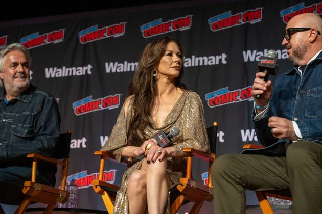 New York Comic Con , New York, USA - 09 Oct (L-R) Tom Butterworth, Catherine Zeta-Jones and Peter Lawson speak at AMC+ Spotlight: Kill Jackie during New York Comic Con 2026 at Jacob Javits Center on October 09, 2026 in New York City. New York United States Copyright: xRonxAdarx xSOPAxImagesx Ron-Adar-1457488