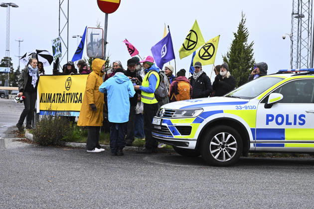 STOCKHOLM, SWEDEN 20261010 Climate activists outside Bromma Airport; some climate activists have gained access and are staging protests at Bromma Airport, including on the runway STOCKHOLM SWEDEN x10090x  Copyright: xClaudioxBresciani TTx KLIMATAKTION BROMMA FLYGPLATS 4aU40Xr1EU0