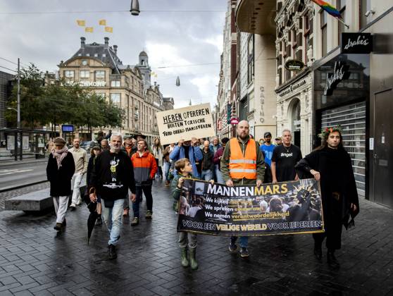 AMSTERDAM - Participants in the Men s March are campaigning for safety for all women. During the demonstration, men are called upon to ensure a culture in which everyone is safe. SEM VAN DER WAL ANP netherlands out - belgium out  Copyright: xx x572003618x originalFilename: 572003618.jpg