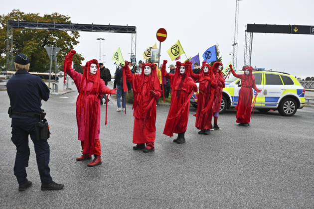 STOCKHOLM, SWEDEN 20261010 Climate activists outside Bromma Airport; some climate activists have gained access and are staging protests at Bromma Airport, including on the runway STOCKHOLM SWEDEN x10090x  Copyright: xClaudioxBresciani TTx KLIMATAKTION BROMMA FLYGPLATS jt1dEWq4S9w