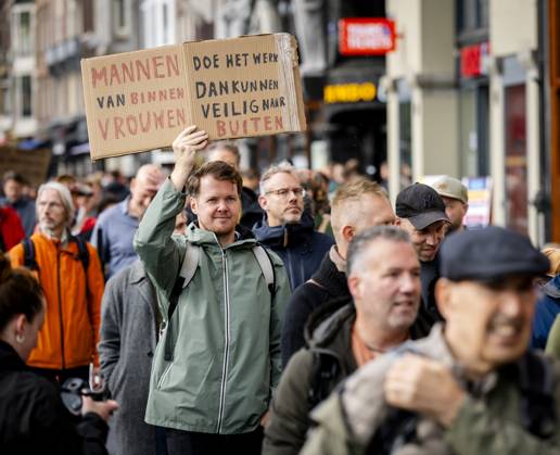 AMSTERDAM - Participants in the Men s March are campaigning for safety for all women. During the demonstration, men are called upon to ensure a culture in which everyone is safe. SEM VAN DER WAL ANP netherlands out - belgium out  Copyright: xx x572004040x originalFilename: 572004040.jpg