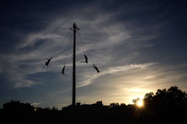 October 9, 2026, Pamplona, Spain: PAMPLONA, SPAIN - OCTOBER 9, 2026: The Voladores de Papantla perform their ceremonial descent from a high pole at Vuelta del Castillo during the 2026 Encuentros de Pamplona Iruo±eko Topaketak festival. Rooted in the Totonac culture of Veracruz, Mexico, the ritual brings together five men: four voladores descend tied to ropes while circling the pole, as a caporal remains at the top playing flute and drum. The ceremony symbolises respect for nature, spiritual harmony and the renewal of life, and is recognised by UNESCO as Intangible Cultural Heritage of Humanity. Pamplona Spain - ZUMAq101 20261009_zna_q101_141 Copyright: xUnaixBeroizx