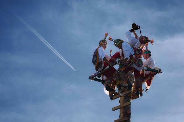 October 9, 2026, Pamplona, Spain: PAMPLONA, SPAIN - OCTOBER 9, 2026: The Voladores de Papantla perform their ceremonial descent from a high pole at Vuelta del Castillo during the 2026 Encuentros de Pamplona Iruo±eko Topaketak festival. Rooted in the Totonac culture of Veracruz, Mexico, the ritual brings together five men: four voladores descend tied to ropes while circling the pole, as a caporal remains at the top playing flute and drum. The ceremony symbolises respect for nature, spiritual harmony and the renewal of life, and is recognised by UNESCO as Intangible Cultural Heritage of Humanity. Pamplona Spain - ZUMAq101 20261009_zna_q101_142 Copyright: xUnaixBeroizx
