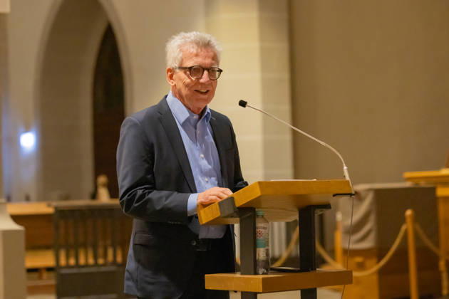 Der frühere Bundesinnen- und Verteidigungsminister Thomas de Maiziere (CDU) hält die 36. Bautzener Rede im Dom St. Petri. Bautzen, 09.10.2026. Unter dem Titel Was ist eigentlich los in Deutschland wer sind wir in Ost und West? spricht der 72-Jährige über die Entwicklung der Ost-West-Verhältnisse seit 1990 und die Erfahrungen aus mehr als drei Jahrzehnten deutscher Einheit. Die überparteiliche Vortragsreihe wird seit November 2022 von der Initiative Bautzen gemeinsam und dem Ökumenischen Domladen Bautzen e.V. organisiert. Sie dient als Forum für gesellschaftspolitischen Austausch. Copyright: xMatthiasxWehnertx