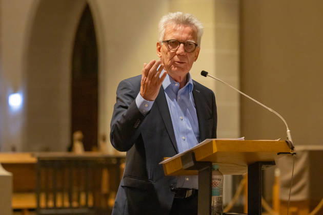 Der frühere Bundesinnen- und Verteidigungsminister Thomas de Maiziere (CDU) hält die 36. Bautzener Rede im Dom St. Petri. Bautzen, 09.10.2026. Unter dem Titel Was ist eigentlich los in Deutschland wer sind wir in Ost und West? spricht der 72-Jährige über die Entwicklung der Ost-West-Verhältnisse seit 1990 und die Erfahrungen aus mehr als drei Jahrzehnten deutscher Einheit. Die überparteiliche Vortragsreihe wird seit November 2022 von der Initiative Bautzen gemeinsam und dem Ökumenischen Domladen Bautzen e.V. organisiert. Sie dient als Forum für gesellschaftspolitischen Austausch. Copyright: xMatthiasxWehnertx