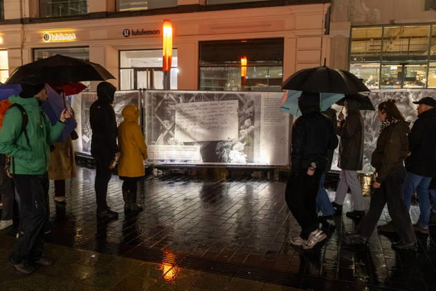 Leipzig - Messetast leuchtet für die Freiheit: Lichtfest erinnert an Friedliche Revolution 09.10.2026 ab 19 Uhr Leipzig, Innenstadt Am Freitagabend erinnerte Leipzig mit dem Lichtfest 2026 an die Friedliche Revolution und die historischen Ereignisse des 9. Oktober 1989. Anlässlich des 37. Jahrestages verwandelten Lichtinstallationen, Projektionen und künstlerische Darbietungen Teile der Innenstadt in einen Lichtweg. Bereits um 17 Uhr hatte in der Nikolaikirche das traditionelle Friedensgebet stattgefunden, ehe die deutsch-amerikanische Politikwissenschaftlerin Cathryn Clüver Ashbrook ab 18.15 Uhr die Rede zur Demokratie hielt. Ab 19 Uhr führte das eigentliche Lichtfest mit insgesamt sechs Stationen zwischen Nikolaikirche und Mat Copyright: xEHLxMedia BjörnxStachx 20261009_lichtfest-leipzig_2