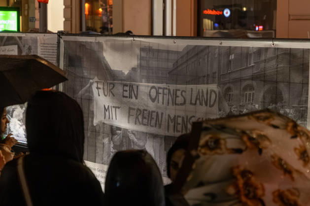 Leipzig - Messetast leuchtet für die Freiheit: Lichtfest erinnert an Friedliche Revolution 09.10.2026 ab 19 Uhr Leipzig, Innenstadt Am Freitagabend erinnerte Leipzig mit dem Lichtfest 2026 an die Friedliche Revolution und die historischen Ereignisse des 9. Oktober 1989. Anlässlich des 37. Jahrestages verwandelten Lichtinstallationen, Projektionen und künstlerische Darbietungen Teile der Innenstadt in einen Lichtweg. Bereits um 17 Uhr hatte in der Nikolaikirche das traditionelle Friedensgebet stattgefunden, ehe die deutsch-amerikanische Politikwissenschaftlerin Cathryn Clüver Ashbrook ab 18.15 Uhr die Rede zur Demokratie hielt. Ab 19 Uhr führte das eigentliche Lichtfest mit insgesamt sechs Stationen zwischen Nikolaikirche und Mat Copyright: xEHLxMedia BjörnxStachx 20261009_lichtfest-leipzig_1