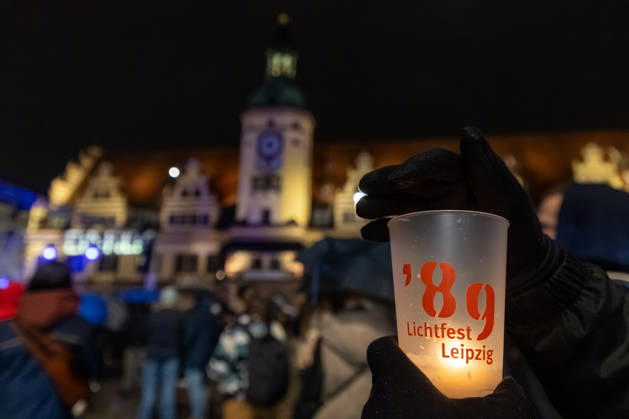 Leipzig - Messetast leuchtet für die Freiheit: Lichtfest erinnert an Friedliche Revolution 09.10.2026 ab 19 Uhr Leipzig, Innenstadt Am Freitagabend erinnerte Leipzig mit dem Lichtfest 2026 an die Friedliche Revolution und die historischen Ereignisse des 9. Oktober 1989. Anlässlich des 37. Jahrestages verwandelten Lichtinstallationen, Projektionen und künstlerische Darbietungen Teile der Innenstadt in einen Lichtweg. Bereits um 17 Uhr hatte in der Nikolaikirche das traditionelle Friedensgebet stattgefunden, ehe die deutsch-amerikanische Politikwissenschaftlerin Cathryn Clüver Ashbrook ab 18.15 Uhr die Rede zur Demokratie hielt. Ab 19 Uhr führte das eigentliche Lichtfest mit insgesamt sechs Stationen zwischen Nikolaikirche und Mat Copyright: xEHLxMedia BjörnxStachx 20261009_lichtfest-leipzig_10
