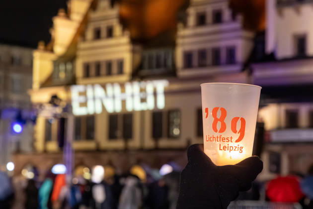 Leipzig - Messetast leuchtet für die Freiheit: Lichtfest erinnert an Friedliche Revolution 09.10.2026 ab 19 Uhr Leipzig, Innenstadt Am Freitagabend erinnerte Leipzig mit dem Lichtfest 2026 an die Friedliche Revolution und die historischen Ereignisse des 9. Oktober 1989. Anlässlich des 37. Jahrestages verwandelten Lichtinstallationen, Projektionen und künstlerische Darbietungen Teile der Innenstadt in einen Lichtweg. Bereits um 17 Uhr hatte in der Nikolaikirche das traditionelle Friedensgebet stattgefunden, ehe die deutsch-amerikanische Politikwissenschaftlerin Cathryn Clüver Ashbrook ab 18.15 Uhr die Rede zur Demokratie hielt. Ab 19 Uhr führte das eigentliche Lichtfest mit insgesamt sechs Stationen zwischen Nikolaikirche und Mat Copyright: xEHLxMedia BjörnxStachx 20261009_lichtfest-leipzig_11