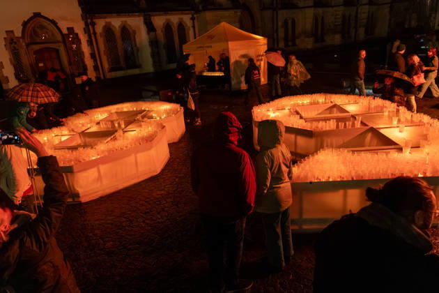 Leipzig - Messetast leuchtet für die Freiheit: Lichtfest erinnert an Friedliche Revolution 09.10.2026 ab 19 Uhr Leipzig, Innenstadt Am Freitagabend erinnerte Leipzig mit dem Lichtfest 2026 an die Friedliche Revolution und die historischen Ereignisse des 9. Oktober 1989. Anlässlich des 37. Jahrestages verwandelten Lichtinstallationen, Projektionen und künstlerische Darbietungen Teile der Innenstadt in einen Lichtweg. Bereits um 17 Uhr hatte in der Nikolaikirche das traditionelle Friedensgebet stattgefunden, ehe die deutsch-amerikanische Politikwissenschaftlerin Cathryn Clüver Ashbrook ab 18.15 Uhr die Rede zur Demokratie hielt. Ab 19 Uhr führte das eigentliche Lichtfest mit insgesamt sechs Stationen zwischen Nikolaikirche und Mat Copyright: xEHLxMedia BjörnxStachx 20261009_lichtfest-leipzig_12