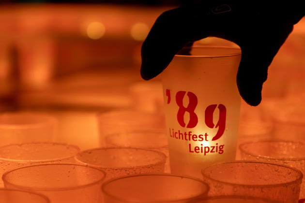 Leipzig - Messetast leuchtet für die Freiheit: Lichtfest erinnert an Friedliche Revolution 09.10.2026 ab 19 Uhr Leipzig, Innenstadt Am Freitagabend erinnerte Leipzig mit dem Lichtfest 2026 an die Friedliche Revolution und die historischen Ereignisse des 9. Oktober 1989. Anlässlich des 37. Jahrestages verwandelten Lichtinstallationen, Projektionen und künstlerische Darbietungen Teile der Innenstadt in einen Lichtweg. Bereits um 17 Uhr hatte in der Nikolaikirche das traditionelle Friedensgebet stattgefunden, ehe die deutsch-amerikanische Politikwissenschaftlerin Cathryn Clüver Ashbrook ab 18.15 Uhr die Rede zur Demokratie hielt. Ab 19 Uhr führte das eigentliche Lichtfest mit insgesamt sechs Stationen zwischen Nikolaikirche und Mat Copyright: xEHLxMedia BjörnxStachx 20261009_lichtfest-leipzig_14