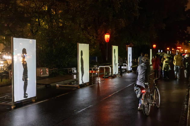 Leipzig - Messetast leuchtet für die Freiheit: Lichtfest erinnert an Friedliche Revolution 09.10.2026 ab 19 Uhr Leipzig, Innenstadt Am Freitagabend erinnerte Leipzig mit dem Lichtfest 2026 an die Friedliche Revolution und die historischen Ereignisse des 9. Oktober 1989. Anlässlich des 37. Jahrestages verwandelten Lichtinstallationen, Projektionen und künstlerische Darbietungen Teile der Innenstadt in einen Lichtweg. Bereits um 17 Uhr hatte in der Nikolaikirche das traditionelle Friedensgebet stattgefunden, ehe die deutsch-amerikanische Politikwissenschaftlerin Cathryn Clüver Ashbrook ab 18.15 Uhr die Rede zur Demokratie hielt. Ab 19 Uhr führte das eigentliche Lichtfest mit insgesamt sechs Stationen zwischen Nikolaikirche und Mat Copyright: xEHLxMedia BjörnxStachx 20261009_lichtfest-leipzig_16