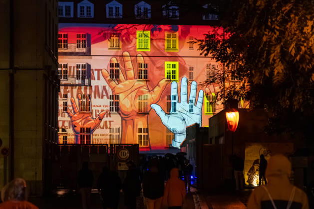 Leipzig - Messetast leuchtet für die Freiheit: Lichtfest erinnert an Friedliche Revolution 09.10.2026 ab 19 Uhr Leipzig, Innenstadt Am Freitagabend erinnerte Leipzig mit dem Lichtfest 2026 an die Friedliche Revolution und die historischen Ereignisse des 9. Oktober 1989. Anlässlich des 37. Jahrestages verwandelten Lichtinstallationen, Projektionen und künstlerische Darbietungen Teile der Innenstadt in einen Lichtweg. Bereits um 17 Uhr hatte in der Nikolaikirche das traditionelle Friedensgebet stattgefunden, ehe die deutsch-amerikanische Politikwissenschaftlerin Cathryn Clüver Ashbrook ab 18.15 Uhr die Rede zur Demokratie hielt. Ab 19 Uhr führte das eigentliche Lichtfest mit insgesamt sechs Stationen zwischen Nikolaikirche und Mat Copyright: xEHLxMedia BjörnxStachx 20261009_lichtfest-leipzig_17