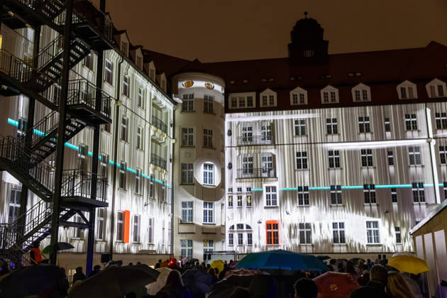 Leipzig - Messetast leuchtet für die Freiheit: Lichtfest erinnert an Friedliche Revolution 09.10.2026 ab 19 Uhr Leipzig, Innenstadt Am Freitagabend erinnerte Leipzig mit dem Lichtfest 2026 an die Friedliche Revolution und die historischen Ereignisse des 9. Oktober 1989. Anlässlich des 37. Jahrestages verwandelten Lichtinstallationen, Projektionen und künstlerische Darbietungen Teile der Innenstadt in einen Lichtweg. Bereits um 17 Uhr hatte in der Nikolaikirche das traditionelle Friedensgebet stattgefunden, ehe die deutsch-amerikanische Politikwissenschaftlerin Cathryn Clüver Ashbrook ab 18.15 Uhr die Rede zur Demokratie hielt. Ab 19 Uhr führte das eigentliche Lichtfest mit insgesamt sechs Stationen zwischen Nikolaikirche und Mat Copyright: xEHLxMedia BjörnxStachx 20261009_lichtfest-leipzig_18