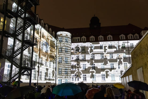 Leipzig - Messetast leuchtet für die Freiheit: Lichtfest erinnert an Friedliche Revolution 09.10.2026 ab 19 Uhr Leipzig, Innenstadt Am Freitagabend erinnerte Leipzig mit dem Lichtfest 2026 an die Friedliche Revolution und die historischen Ereignisse des 9. Oktober 1989. Anlässlich des 37. Jahrestages verwandelten Lichtinstallationen, Projektionen und künstlerische Darbietungen Teile der Innenstadt in einen Lichtweg. Bereits um 17 Uhr hatte in der Nikolaikirche das traditionelle Friedensgebet stattgefunden, ehe die deutsch-amerikanische Politikwissenschaftlerin Cathryn Clüver Ashbrook ab 18.15 Uhr die Rede zur Demokratie hielt. Ab 19 Uhr führte das eigentliche Lichtfest mit insgesamt sechs Stationen zwischen Nikolaikirche und Mat Copyright: xEHLxMedia BjörnxStachx 20261009_lichtfest-leipzig_19