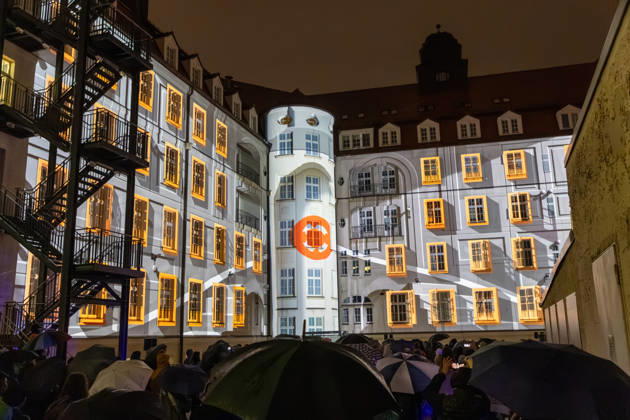 Leipzig - Messetast leuchtet für die Freiheit: Lichtfest erinnert an Friedliche Revolution 09.10.2026 ab 19 Uhr Leipzig, Innenstadt Am Freitagabend erinnerte Leipzig mit dem Lichtfest 2026 an die Friedliche Revolution und die historischen Ereignisse des 9. Oktober 1989. Anlässlich des 37. Jahrestages verwandelten Lichtinstallationen, Projektionen und künstlerische Darbietungen Teile der Innenstadt in einen Lichtweg. Bereits um 17 Uhr hatte in der Nikolaikirche das traditionelle Friedensgebet stattgefunden, ehe die deutsch-amerikanische Politikwissenschaftlerin Cathryn Clüver Ashbrook ab 18.15 Uhr die Rede zur Demokratie hielt. Ab 19 Uhr führte das eigentliche Lichtfest mit insgesamt sechs Stationen zwischen Nikolaikirche und Mat Copyright: xEHLxMedia BjörnxStachx 20261009_lichtfest-leipzig_20