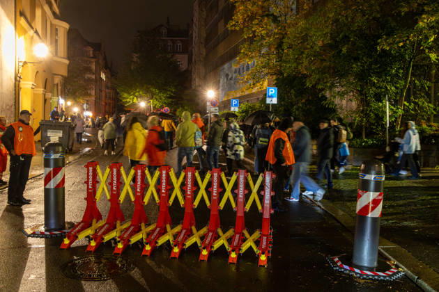 Leipzig - Messetast leuchtet für die Freiheit: Lichtfest erinnert an Friedliche Revolution 09.10.2026 ab 19 Uhr Leipzig, Innenstadt Am Freitagabend erinnerte Leipzig mit dem Lichtfest 2026 an die Friedliche Revolution und die historischen Ereignisse des 9. Oktober 1989. Anlässlich des 37. Jahrestages verwandelten Lichtinstallationen, Projektionen und künstlerische Darbietungen Teile der Innenstadt in einen Lichtweg. Bereits um 17 Uhr hatte in der Nikolaikirche das traditionelle Friedensgebet stattgefunden, ehe die deutsch-amerikanische Politikwissenschaftlerin Cathryn Clüver Ashbrook ab 18.15 Uhr die Rede zur Demokratie hielt. Ab 19 Uhr führte das eigentliche Lichtfest mit insgesamt sechs Stationen zwischen Nikolaikirche und Mat Copyright: xEHLxMedia BjörnxStachx 20261009_lichtfest-leipzig_21