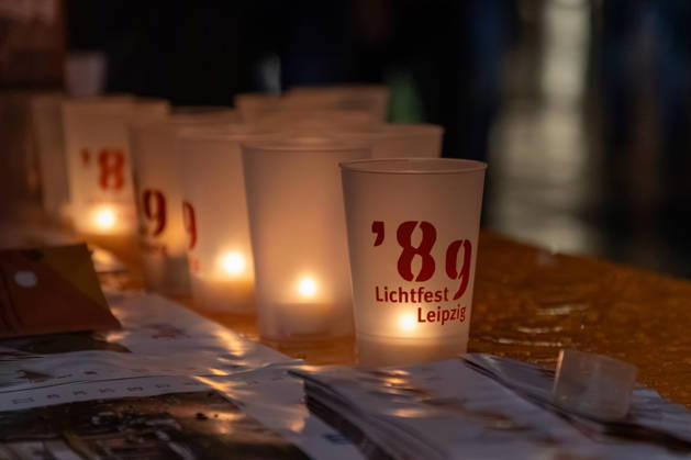 Leipzig - Messetast leuchtet für die Freiheit: Lichtfest erinnert an Friedliche Revolution 09.10.2026 ab 19 Uhr Leipzig, Innenstadt Am Freitagabend erinnerte Leipzig mit dem Lichtfest 2026 an die Friedliche Revolution und die historischen Ereignisse des 9. Oktober 1989. Anlässlich des 37. Jahrestages verwandelten Lichtinstallationen, Projektionen und künstlerische Darbietungen Teile der Innenstadt in einen Lichtweg. Bereits um 17 Uhr hatte in der Nikolaikirche das traditionelle Friedensgebet stattgefunden, ehe die deutsch-amerikanische Politikwissenschaftlerin Cathryn Clüver Ashbrook ab 18.15 Uhr die Rede zur Demokratie hielt. Ab 19 Uhr führte das eigentliche Lichtfest mit insgesamt sechs Stationen zwischen Nikolaikirche und Mat Copyright: xEHLxMedia BjörnxStachx 20261009_lichtfest-leipzig_3