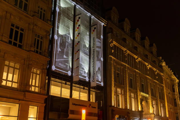 Leipzig - Messetast leuchtet für die Freiheit: Lichtfest erinnert an Friedliche Revolution 09.10.2026 ab 19 Uhr Leipzig, Innenstadt Am Freitagabend erinnerte Leipzig mit dem Lichtfest 2026 an die Friedliche Revolution und die historischen Ereignisse des 9. Oktober 1989. Anlässlich des 37. Jahrestages verwandelten Lichtinstallationen, Projektionen und künstlerische Darbietungen Teile der Innenstadt in einen Lichtweg. Bereits um 17 Uhr hatte in der Nikolaikirche das traditionelle Friedensgebet stattgefunden, ehe die deutsch-amerikanische Politikwissenschaftlerin Cathryn Clüver Ashbrook ab 18.15 Uhr die Rede zur Demokratie hielt. Ab 19 Uhr führte das eigentliche Lichtfest mit insgesamt sechs Stationen zwischen Nikolaikirche und Mat Copyright: xEHLxMedia BjörnxStachx 20261009_lichtfest-leipzig_4