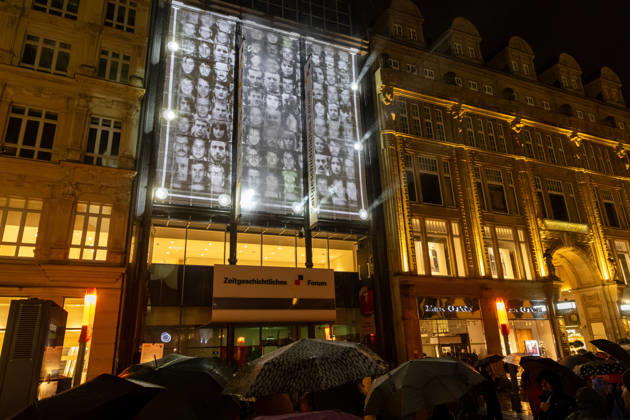 Leipzig - Messetast leuchtet für die Freiheit: Lichtfest erinnert an Friedliche Revolution 09.10.2026 ab 19 Uhr Leipzig, Innenstadt Am Freitagabend erinnerte Leipzig mit dem Lichtfest 2026 an die Friedliche Revolution und die historischen Ereignisse des 9. Oktober 1989. Anlässlich des 37. Jahrestages verwandelten Lichtinstallationen, Projektionen und künstlerische Darbietungen Teile der Innenstadt in einen Lichtweg. Bereits um 17 Uhr hatte in der Nikolaikirche das traditionelle Friedensgebet stattgefunden, ehe die deutsch-amerikanische Politikwissenschaftlerin Cathryn Clüver Ashbrook ab 18.15 Uhr die Rede zur Demokratie hielt. Ab 19 Uhr führte das eigentliche Lichtfest mit insgesamt sechs Stationen zwischen Nikolaikirche und Mat Copyright: xEHLxMedia BjörnxStachx 20261009_lichtfest-leipzig_5