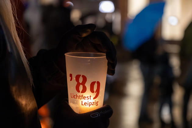 Leipzig - Messetast leuchtet für die Freiheit: Lichtfest erinnert an Friedliche Revolution 09.10.2026 ab 19 Uhr Leipzig, Innenstadt Am Freitagabend erinnerte Leipzig mit dem Lichtfest 2026 an die Friedliche Revolution und die historischen Ereignisse des 9. Oktober 1989. Anlässlich des 37. Jahrestages verwandelten Lichtinstallationen, Projektionen und künstlerische Darbietungen Teile der Innenstadt in einen Lichtweg. Bereits um 17 Uhr hatte in der Nikolaikirche das traditionelle Friedensgebet stattgefunden, ehe die deutsch-amerikanische Politikwissenschaftlerin Cathryn Clüver Ashbrook ab 18.15 Uhr die Rede zur Demokratie hielt. Ab 19 Uhr führte das eigentliche Lichtfest mit insgesamt sechs Stationen zwischen Nikolaikirche und Mat Copyright: xEHLxMedia BjörnxStachx 20261009_lichtfest-leipzig_6