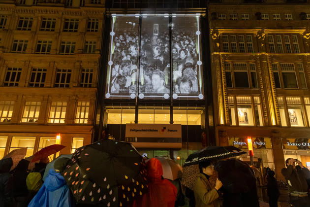 Leipzig - Messetast leuchtet für die Freiheit: Lichtfest erinnert an Friedliche Revolution 09.10.2026 ab 19 Uhr Leipzig, Innenstadt Am Freitagabend erinnerte Leipzig mit dem Lichtfest 2026 an die Friedliche Revolution und die historischen Ereignisse des 9. Oktober 1989. Anlässlich des 37. Jahrestages verwandelten Lichtinstallationen, Projektionen und künstlerische Darbietungen Teile der Innenstadt in einen Lichtweg. Bereits um 17 Uhr hatte in der Nikolaikirche das traditionelle Friedensgebet stattgefunden, ehe die deutsch-amerikanische Politikwissenschaftlerin Cathryn Clüver Ashbrook ab 18.15 Uhr die Rede zur Demokratie hielt. Ab 19 Uhr führte das eigentliche Lichtfest mit insgesamt sechs Stationen zwischen Nikolaikirche und Mat Copyright: xEHLxMedia BjörnxStachx 20261009_lichtfest-leipzig_7