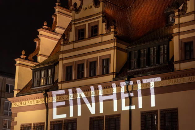 Leipzig - Messetast leuchtet für die Freiheit: Lichtfest erinnert an Friedliche Revolution 09.10.2026 ab 19 Uhr Leipzig, Innenstadt Am Freitagabend erinnerte Leipzig mit dem Lichtfest 2026 an die Friedliche Revolution und die historischen Ereignisse des 9. Oktober 1989. Anlässlich des 37. Jahrestages verwandelten Lichtinstallationen, Projektionen und künstlerische Darbietungen Teile der Innenstadt in einen Lichtweg. Bereits um 17 Uhr hatte in der Nikolaikirche das traditionelle Friedensgebet stattgefunden, ehe die deutsch-amerikanische Politikwissenschaftlerin Cathryn Clüver Ashbrook ab 18.15 Uhr die Rede zur Demokratie hielt. Ab 19 Uhr führte das eigentliche Lichtfest mit insgesamt sechs Stationen zwischen Nikolaikirche und Mat Copyright: xEHLxMedia BjörnxStachx 20261009_lichtfest-leipzig_8