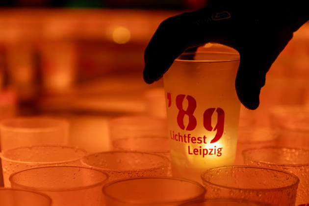 Leipzig - Messetast leuchtet für die Freiheit: Lichtfest erinnert an Friedliche Revolution 09.10.2026 ab 19 Uhr Leipzig, Innenstadt Am Freitagabend erinnerte Leipzig mit dem Lichtfest 2026 an die Friedliche Revolution und die historischen Ereignisse des 9. Oktober 1989. Anlässlich des 37. Jahrestages verwandelten Lichtinstallationen, Projektionen und künstlerische Darbietungen Teile der Innenstadt in einen Lichtweg. Bereits um 17 Uhr hatte in der Nikolaikirche das traditionelle Friedensgebet stattgefunden, ehe die deutsch-amerikanische Politikwissenschaftlerin Cathryn Clüver Ashbrook ab 18.15 Uhr die Rede zur Demokratie hielt. Ab 19 Uhr führte das eigentliche Lichtfest mit insgesamt sechs Stationen zwischen Nikolaikirche und Mat Copyright: xEHLxMedia BjörnxStachx 20261009_lichtfest-leipzig_13