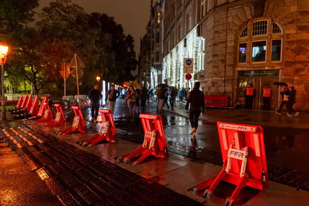 Leipzig - Messetast leuchtet für die Freiheit: Lichtfest erinnert an Friedliche Revolution 09.10.2026 ab 19 Uhr Leipzig, Innenstadt Am Freitagabend erinnerte Leipzig mit dem Lichtfest 2026 an die Friedliche Revolution und die historischen Ereignisse des 9. Oktober 1989. Anlässlich des 37. Jahrestages verwandelten Lichtinstallationen, Projektionen und künstlerische Darbietungen Teile der Innenstadt in einen Lichtweg. Bereits um 17 Uhr hatte in der Nikolaikirche das traditionelle Friedensgebet stattgefunden, ehe die deutsch-amerikanische Politikwissenschaftlerin Cathryn Clüver Ashbrook ab 18.15 Uhr die Rede zur Demokratie hielt. Ab 19 Uhr führte das eigentliche Lichtfest mit insgesamt sechs Stationen zwischen Nikolaikirche und Mat Copyright: xEHLxMedia BjörnxStachx 20261009_lichtfest-leipzig_15