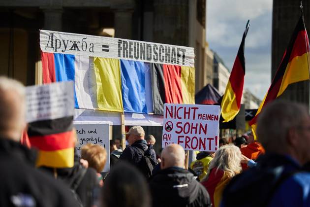 ProjektM1llion, Rücktritt der aktuellen Bundesregierung und Merz ** NUR FÜR REDAKTIONELLE ZWECKE ** EDITORIAL USE ONLY **<p>Einige hundert Menschen demonstrieren vor dem Brandenburger Tor unter dem Motto ProjektM1llion, Rücktritt der aktuellen Bundesregierung und Merz. Deutschland Berlin Berlin Copyright: JörgxCarstensen