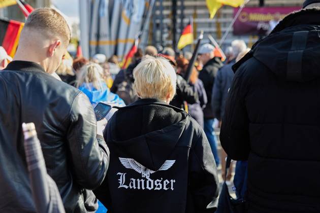 ProjektM1llion, Rücktritt der aktuellen Bundesregierung und Merz ** NUR FÜR REDAKTIONELLE ZWECKE ** EDITORIAL USE ONLY **<p>Einige hundert Menschen demonstrieren vor dem Brandenburger Tor unter dem Motto ProjektM1llion, Rücktritt der aktuellen Bundesregierung und Merz. Deutschland Berlin Berlin Copyright: JörgxCarstensen