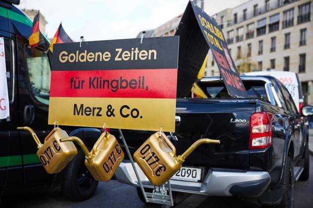 ProjektM1llion, Rücktritt der aktuellen Bundesregierung und Merz ** NUR FÜR REDAKTIONELLE ZWECKE ** EDITORIAL USE ONLY **<p>Einige hundert Menschen demonstrieren vor dem Brandenburger Tor unter dem Motto ProjektM1llion, Rücktritt der aktuellen Bundesregierung und Merz. Deutschland Berlin Berlin Copyright: JörgxCarstensen