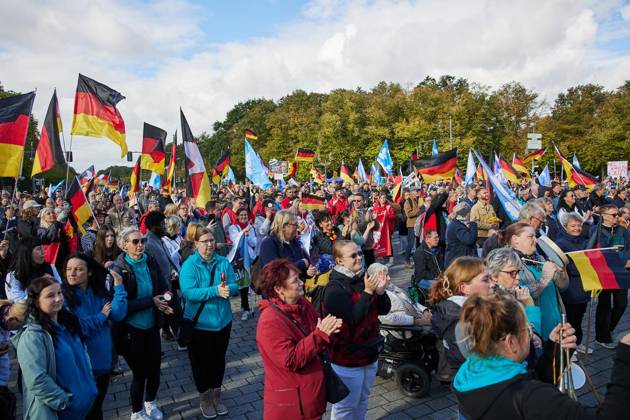 ProjektM1llion, Rücktritt der aktuellen Bundesregierung und Merz ** NUR FÜR REDAKTIONELLE ZWECKE ** EDITORIAL USE ONLY **<p>Einige hundert Menschen demonstrieren vor dem Brandenburger Tor unter dem Motto ProjektM1llion, Rücktritt der aktuellen Bundesregierung und Merz. Deutschland Berlin Berlin Copyright: JörgxCarstensen