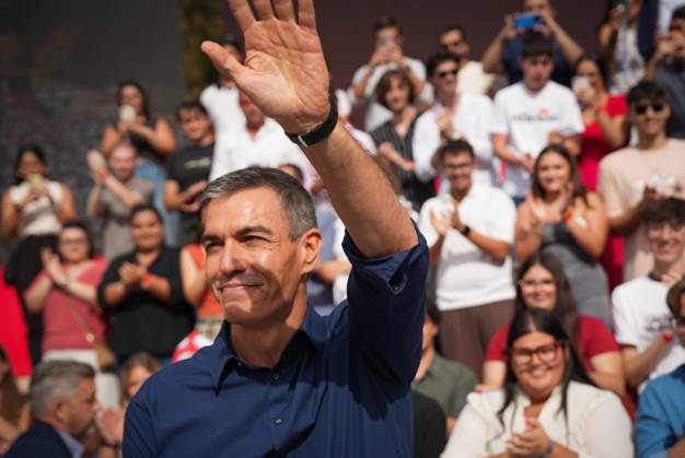 Pedro Sánchez Participates in the First Pre-Campaign Event in Dos Hermanas, Seville Photo of the PSOE Secretary-General and Prime Minister, Pedro Sánchez, at the first pre-campaign event for the November 29 elections. October 10, 2026, in Dos Hermanas, Seville, Andalusia, Spain The event was also attended by the Secretary-General of the PSOE in Andalusia, María Jesús Montero, and the mayor of Dos Hermanas and Secretary of Organization for the PSOE in Andalusia, Francisco Rodríguez October 10, 2026 María José Ló Dos Hermanas, Seville Dos Hermanas, Seville, Spain Copyright: xMariaxJosà xLopezx 7834565