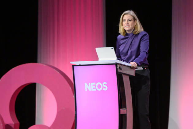 photonews.at - Linz, 10.10.2026. Mitgliederversammlung der NEOS in Design Center Linz. NEOS stellt das Treffen unter das Motto Sparen im System . PHOTO: Aussenministerin Beate Meinl-Reisinger (NEOS) NEOS General Assembly at Design Center Linz. Regierungskoalition, Dreierkoalition, Koalition, Reformpolitik, Reformagenda, Verwaltungsreform, Bürokratieabbau, Sparpolitik, Budgetpolitik, Budgetkonsolidierung, Staatsausgaben, Politikerprivilegien, Parteienförderung, Förderwesen Mitgliederversammlung der NEOS in Linz