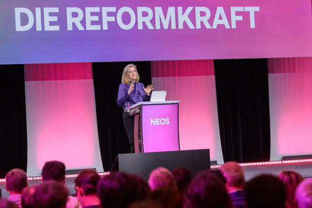 photonews.at - Linz, 10.10.2026. Mitgliederversammlung der NEOS in Design Center Linz. NEOS stellt das Treffen unter das Motto Sparen im System . PHOTO: Aussenministerin Beate Meinl-Reisinger (NEOS) NEOS General Assembly at Design Center Linz. Regierungskoalition, Dreierkoalition, Koalition, Reformpolitik, Reformagenda, Verwaltungsreform, Bürokratieabbau, Sparpolitik, Budgetpolitik, Budgetkonsolidierung, Staatsausgaben, Politikerprivilegien, Parteienförderung, Förderwesen Mitgliederversammlung der NEOS in Linz